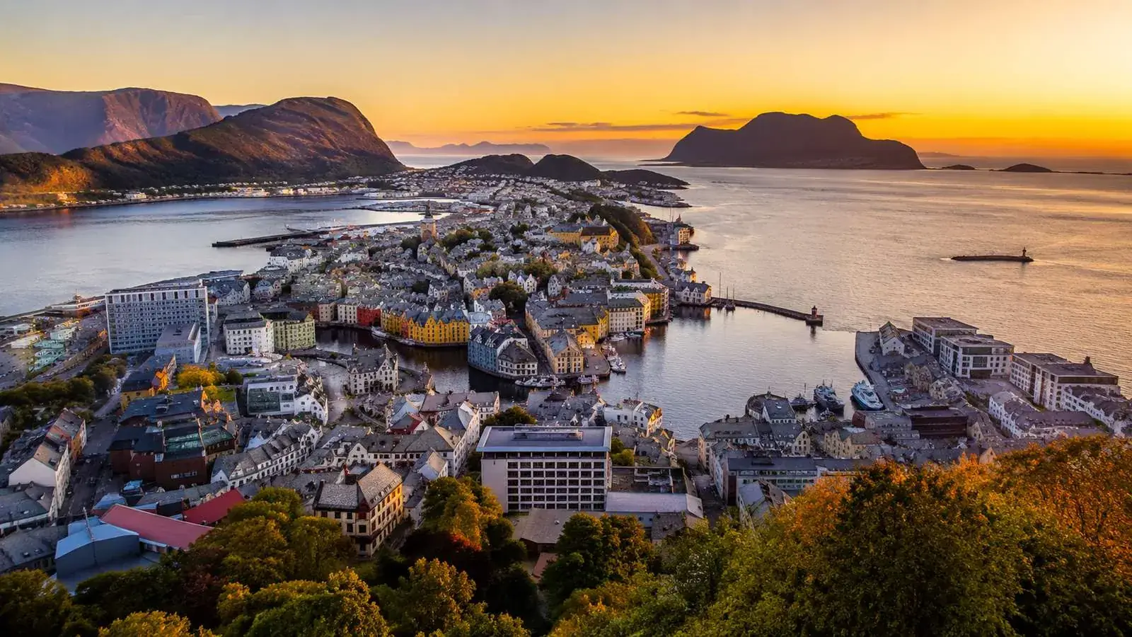 Ålesund, das Tor zum Fjord — die Ganztagsrundfahrt startet an der Nedre Strandgate 53