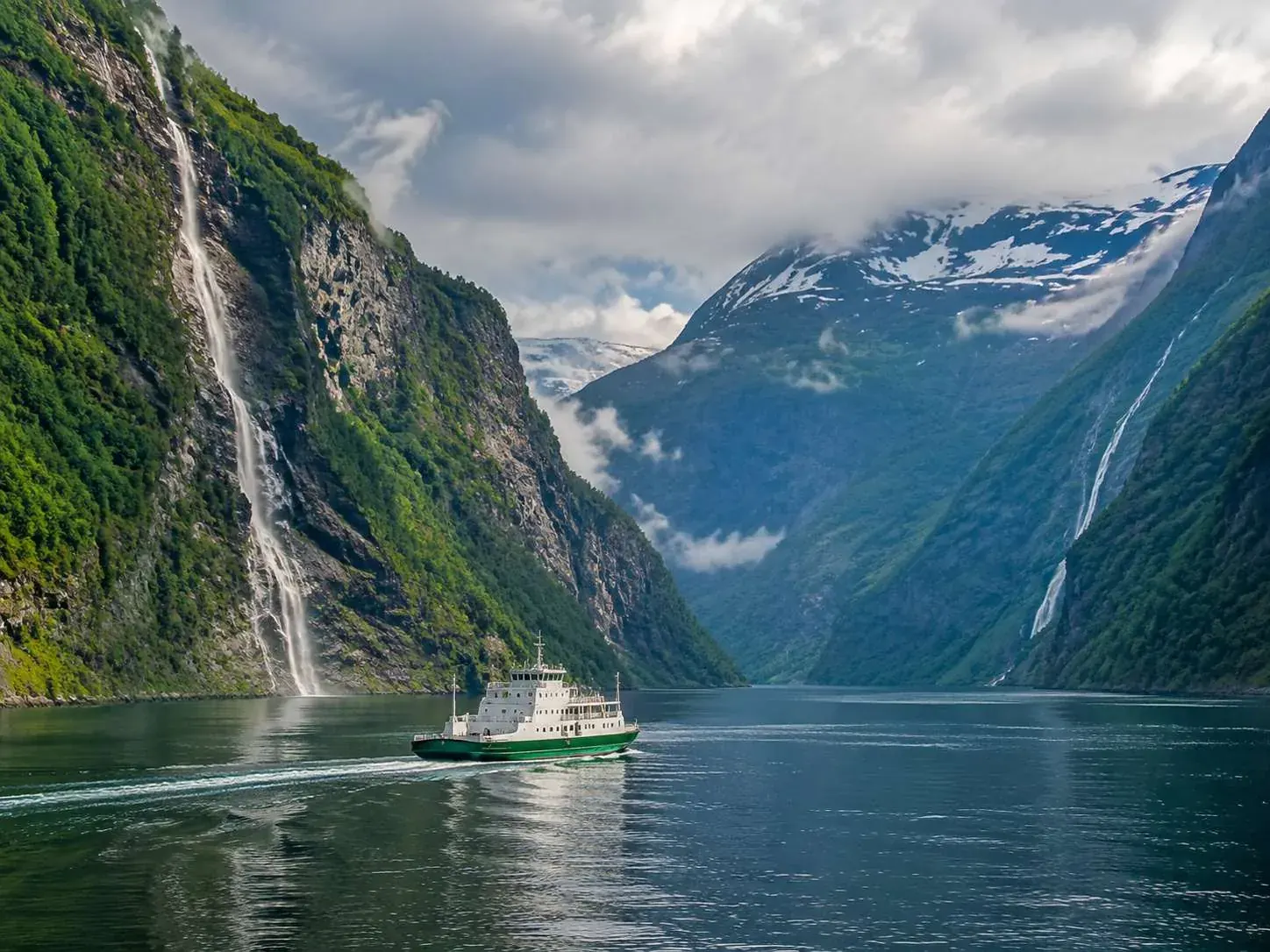 Die Autofähre ab Hellesylt quert den Geirangerfjord