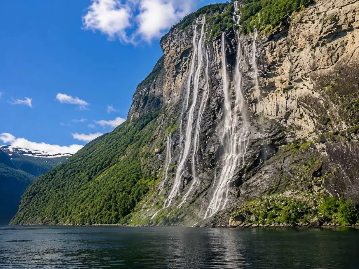 Der Wasserfall Sieben Schwestern stürzt in den Geirangerfjord