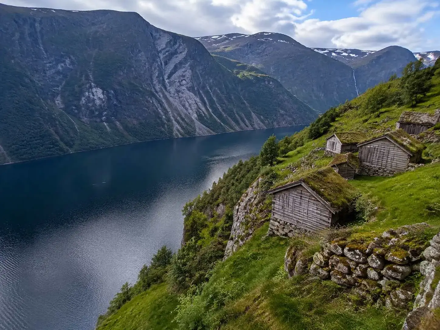 Der Felshof Skageflå über dem Geirangerfjord