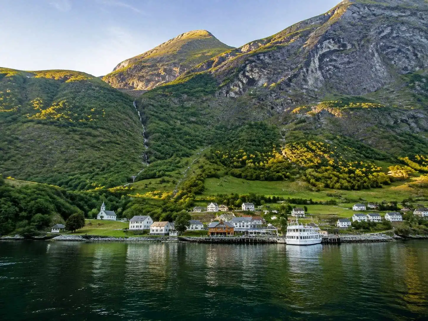 Der Ort Geiranger am Ende des Fjords